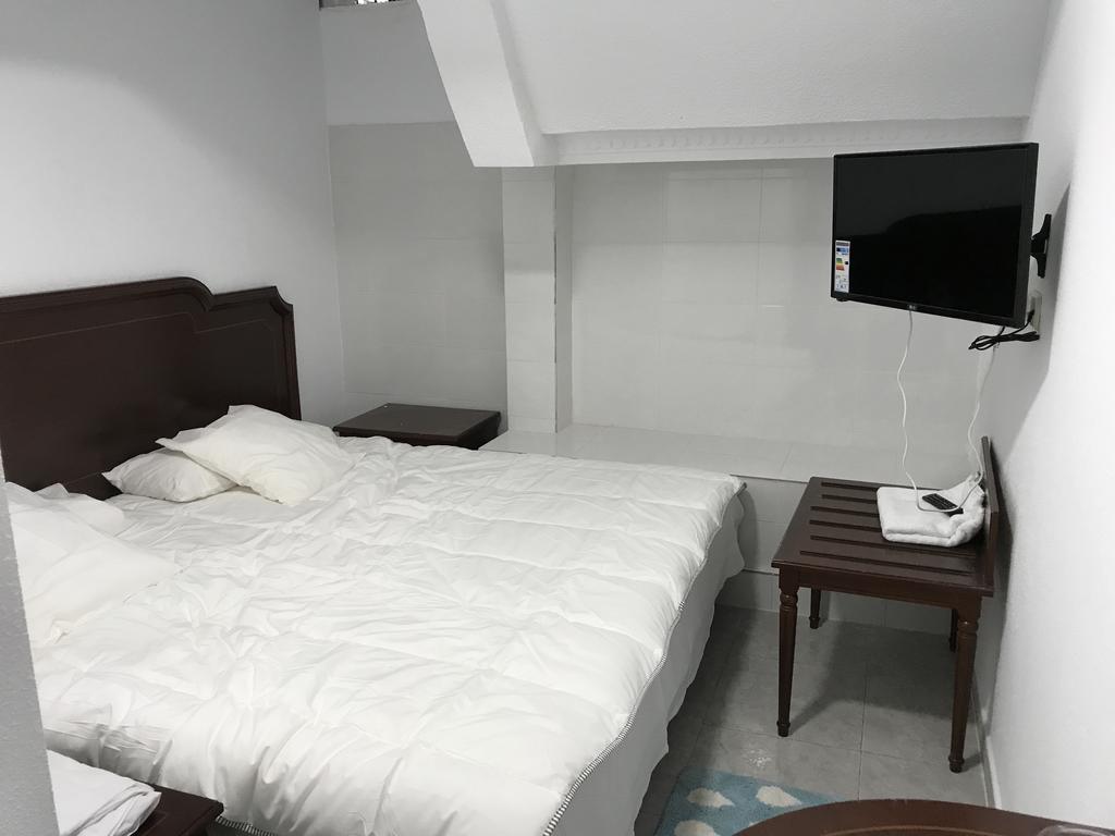 Hostal Lavapies Madrid Bagian luar foto
