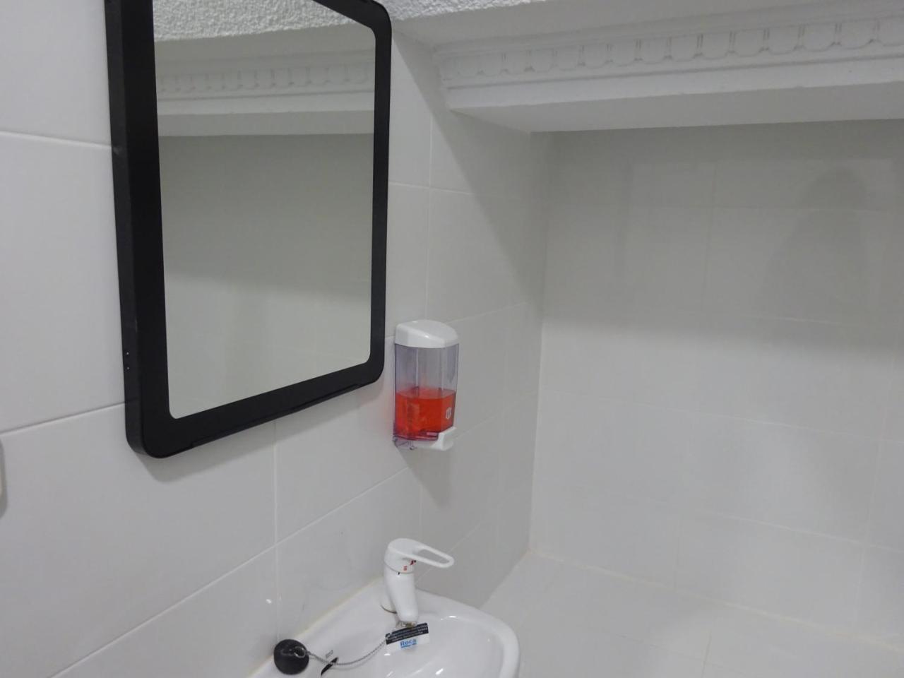 Hostal Lavapies Madrid Bagian luar foto