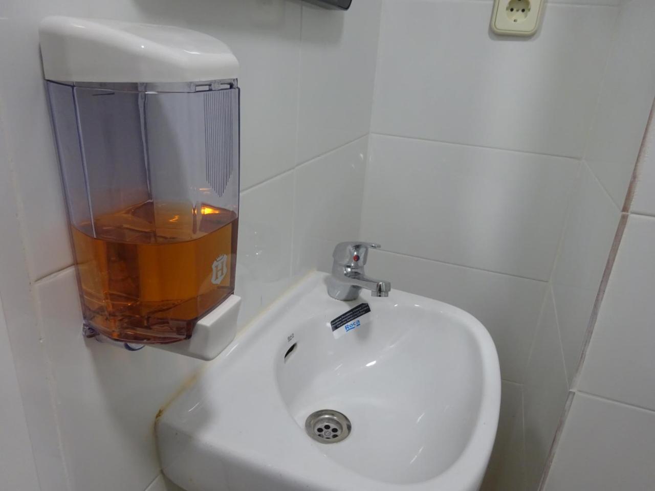 Hostal Lavapies Madrid Bagian luar foto