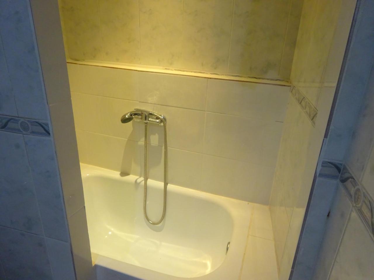 Hostal Lavapies Madrid Bagian luar foto